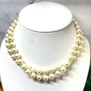 Vintage faux pears hand knotted, gold tone clasp costume necklace
Excellent